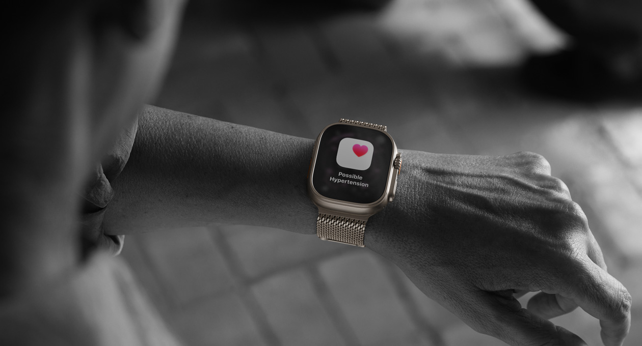 En person tjekker en advarsel om forhøjet blodtryk fra appen Sundhed på Apple Watch Ultra 3