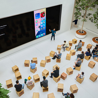 Vue en plongée d’une séance de formation pour les entreprises à l’Apple Store.
