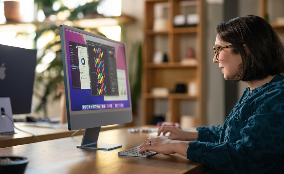 Egy tervező egyedi terveket készít Macen.