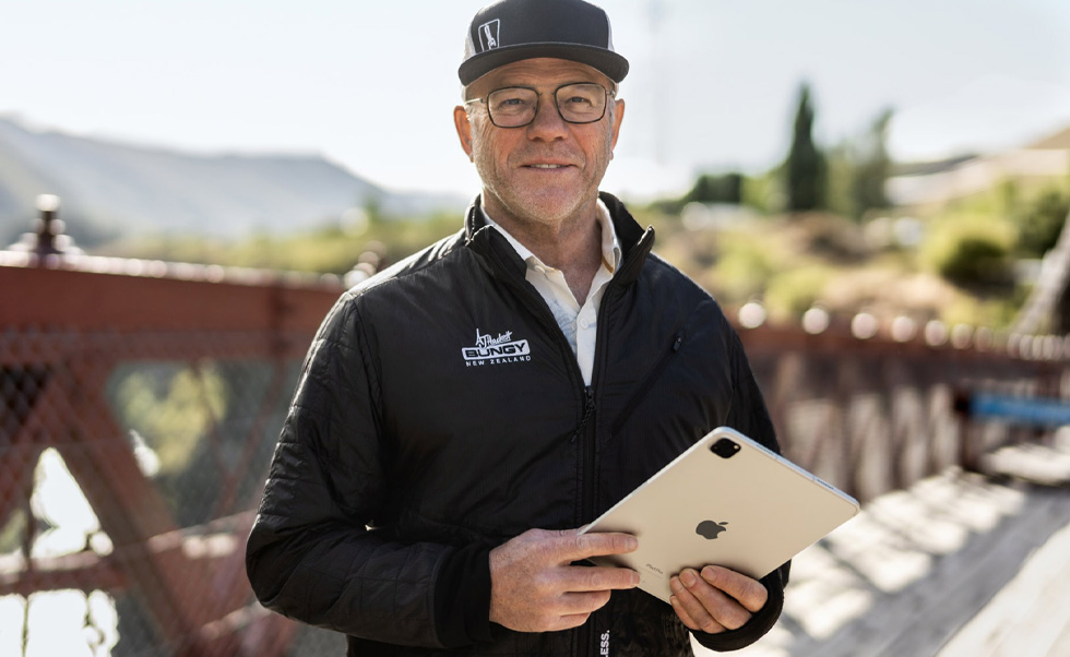 AJ Hackett Bungy New Zealand의 전무이사 겸 공동 창업자인 Henry van Asch의 모습.