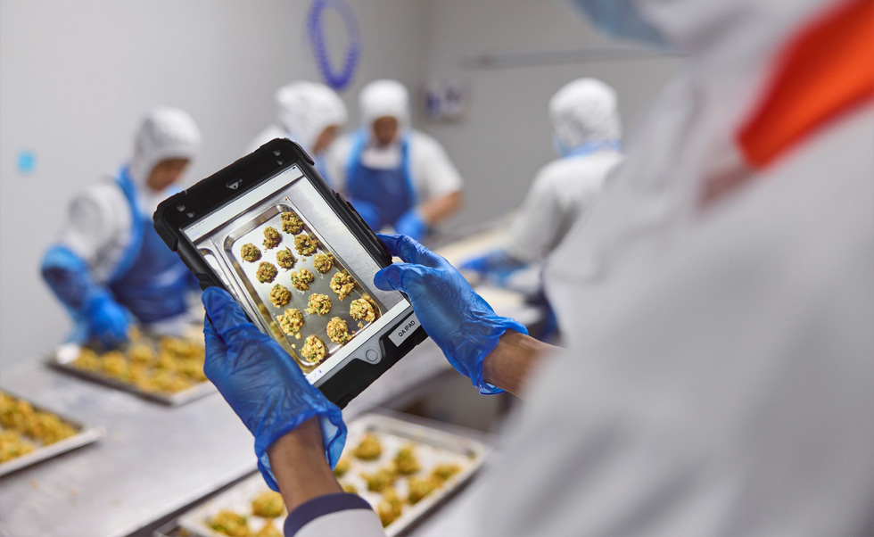 iPad로 품질 관리를 수행하는 직원의 모습.