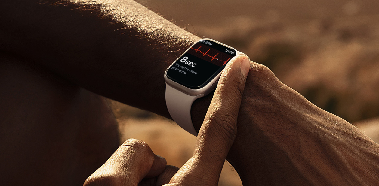 Una persona se hace un electrocardiograma con la app ECG en el Apple Watch.