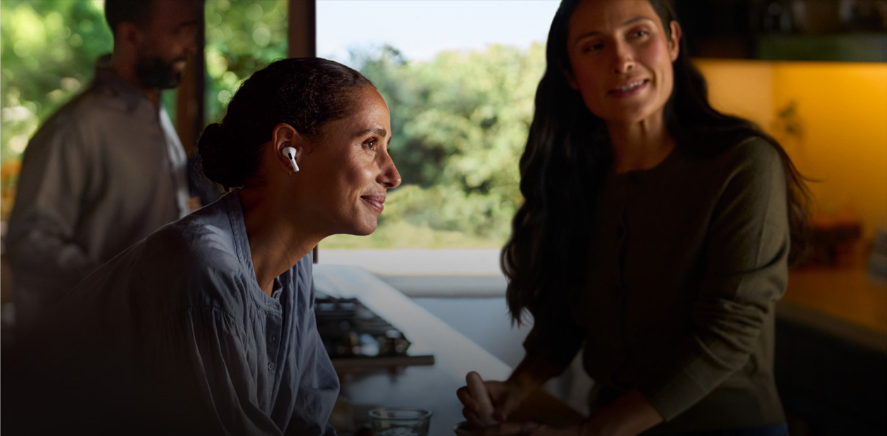 Una mujer lleva puestos los AirPods 2.