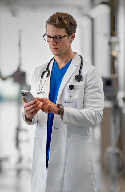 En sundhedsmedarbejders håndled viser et Apple Watch med en påmindelse om medicin fra Epic-appen.