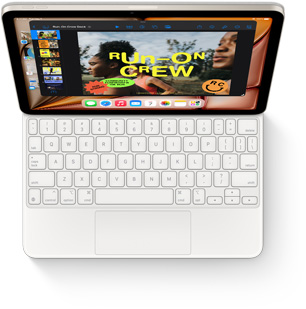Pohled shora na iPad Air připnutý k bílému Magic Keyboard Foliu.