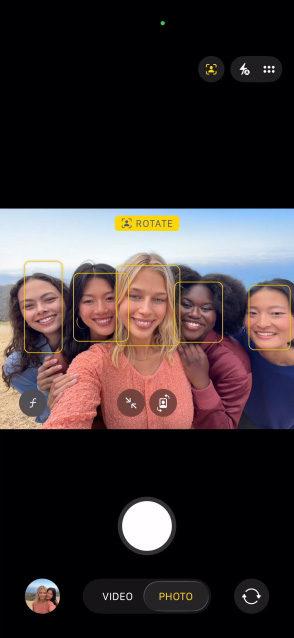 Écran de l’iPhone 17 Pro montrant la fonctionnalité Cadre centré pour les photos et comment faire un selfie d’un groupe de personnes dont le visage est mis en valeur