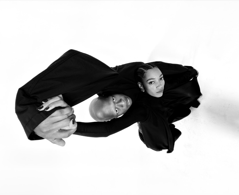 Photographie grand-angle en noir et blanc de deux personnes illustrant les capacités de la caméra ultra grand-angle de l’iPhone 17 Pro