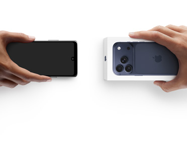 Mains échangeant des téléphones, téléphone Android sans coffret à gauche, nouvel iPhone 17 Pro dans son coffret à droite