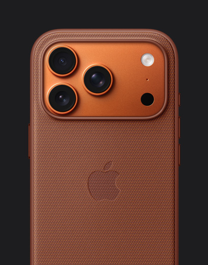 iPhone 17 Pro, parte trasera, acabado naranja cósmico, con funda de TechWoven naranja con MagSafe