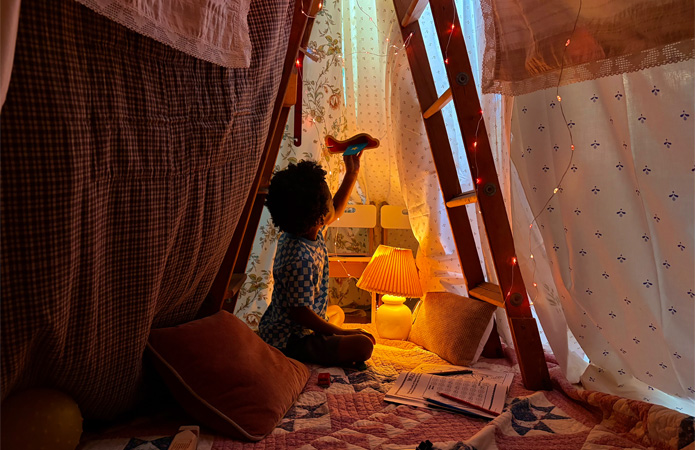 Зображення людини, яке було зроблено за допомогою функції камери для слабкого освітлення