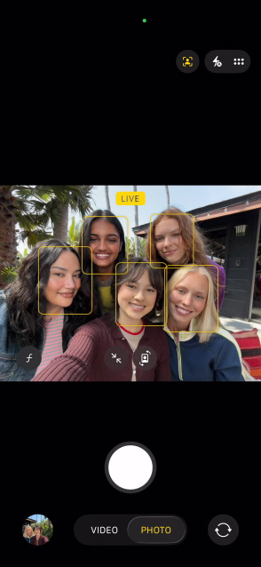 На екрані iPhone&nbsp;17 показано групове селфі з&nbsp;функцією «Центрування в&nbsp;кадрі» для фотографій
