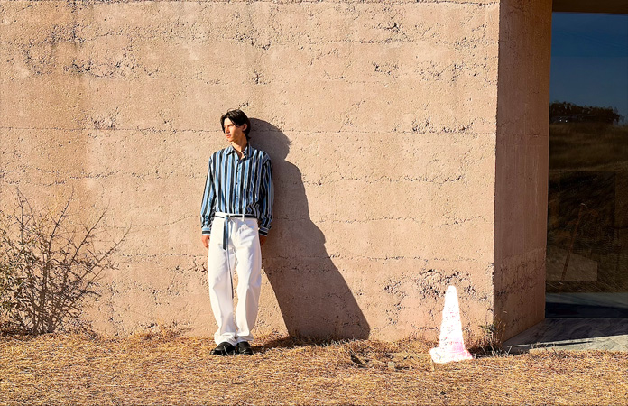 Використання інструмента «Гумка»: виділено дорожній конус, який потрібно видалити з фотографії