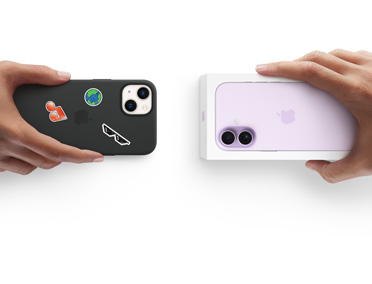 Côte à côte, une main tenant un iPhone 13 avec une coque en silicone décorée de stickers sur la face arrière effectue un échange avec une main tenant un coffret du nouvel iPhone 17