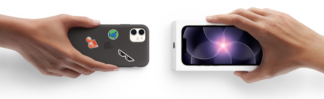 Deux mains côte à côte, une main tenant un iPhone 11 avec une coque en silicone décorée de stickers sur la face arrière effectue un échange avec une main tenant le coffret du nouvel iPhone 17e