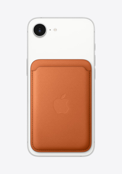 iPhone 17e, parte posterior, acabado blanco, con cartera naranja zorro con MagSafe, cámara Fusion en la parte superior