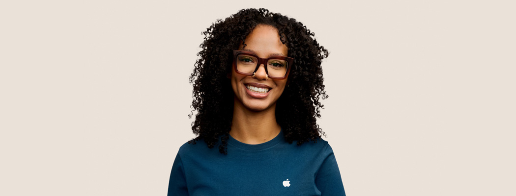 Especialista de Apple sonriente con una actitud cercana