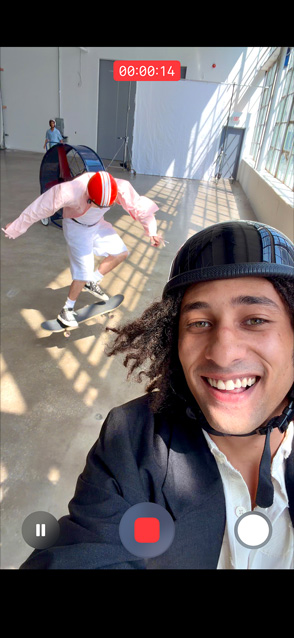 iPhone Air, μπροστινή όψη, λειτουργία Υπερσταθεροποιημένου βίντεο σε χρήση, καταγράφοντας βίντεο δράσης