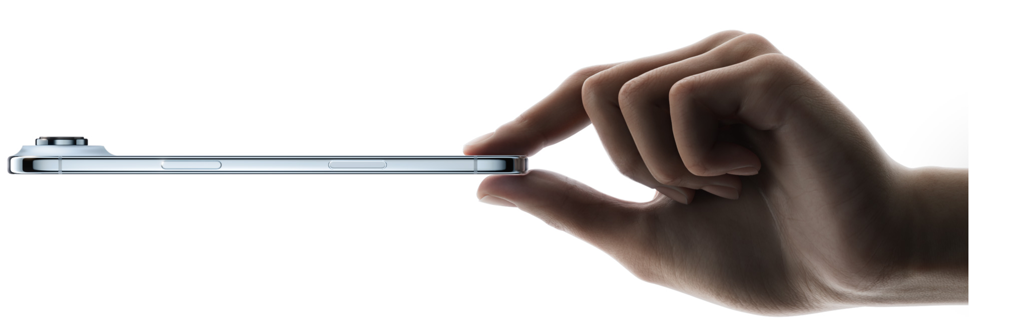 Ένας αντίχειρας και ένας δείκτης κρατάνε το iPhone Air, πλαϊνή εξωτερική όψη, χρώμα Γαλάζιο, λεπτό προφίλ, σύστημα κάμερας Fusion, κουμπιά: πλευρικό, Έλεγχος Κάμερας