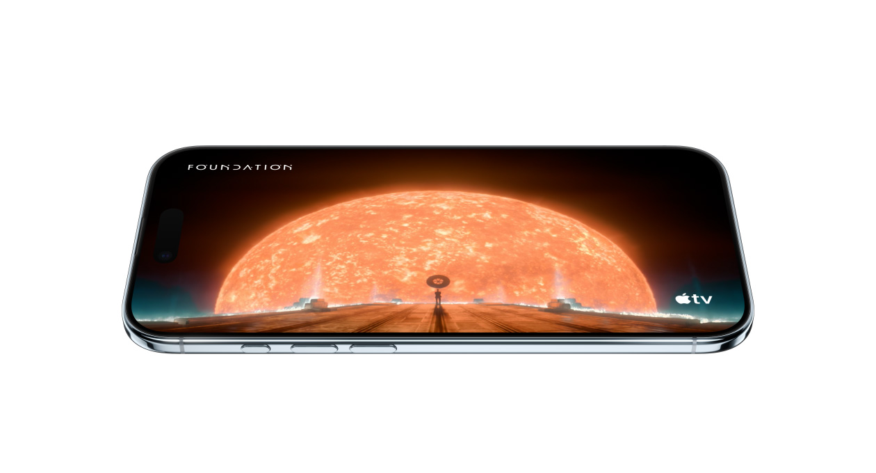 iPhone Air 正側面外觀，螢幕上顯示 Apple TV 劇集《基地》(Foundation) 的靜態畫面。