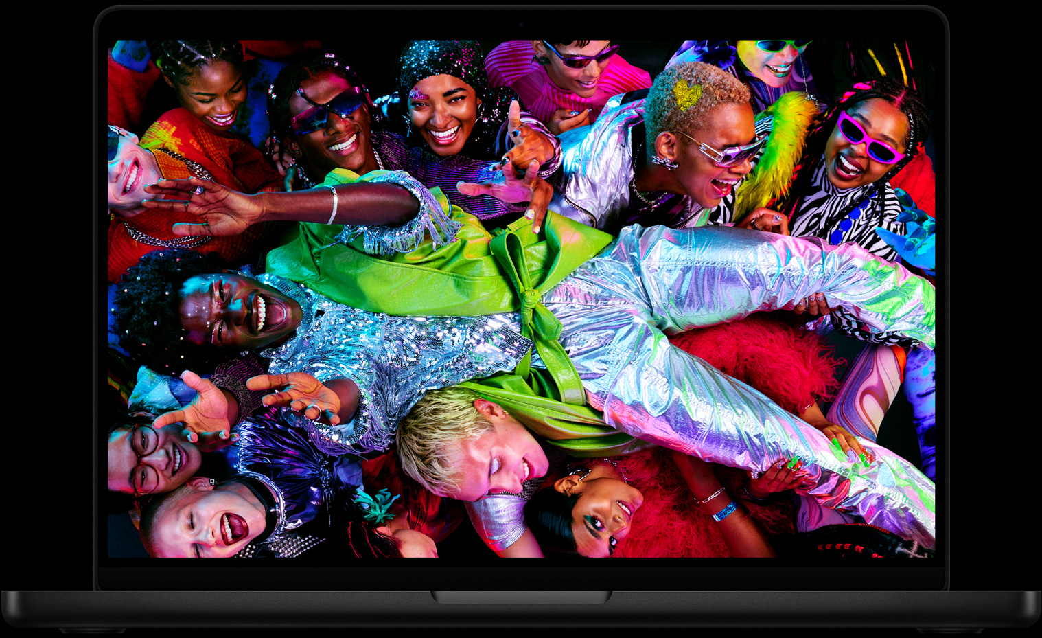 Ein MacBook Pro Display zeigt eine Person in einem reflektierenden Outfit, die bei einer Party crowdsurft, um die Qualität des brillanten Liquid Retina XDR Display zu demonstrieren