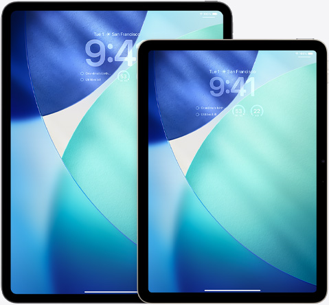 iPad en iPad Air, naast elkaar, iPad Air overlapt iPad aan de voorkant, verticale stand, Toegangsscherm toont tijd in transparant Liquid Glass