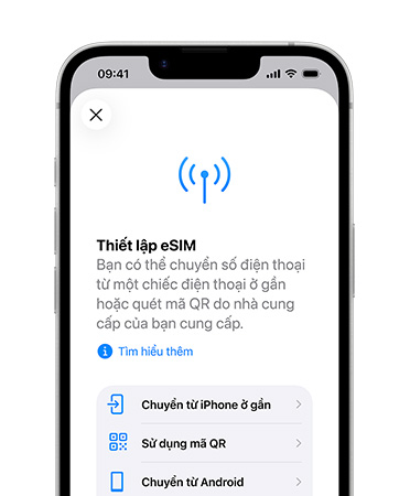 iPhone 17e, vỏ ngoài mặt trước, đang sử dụng tính năng Thiết Lập eSIM để dễ dàng chuyển số điện thoại từ điện thoại gần đó hoặc sử dụng Mã QR